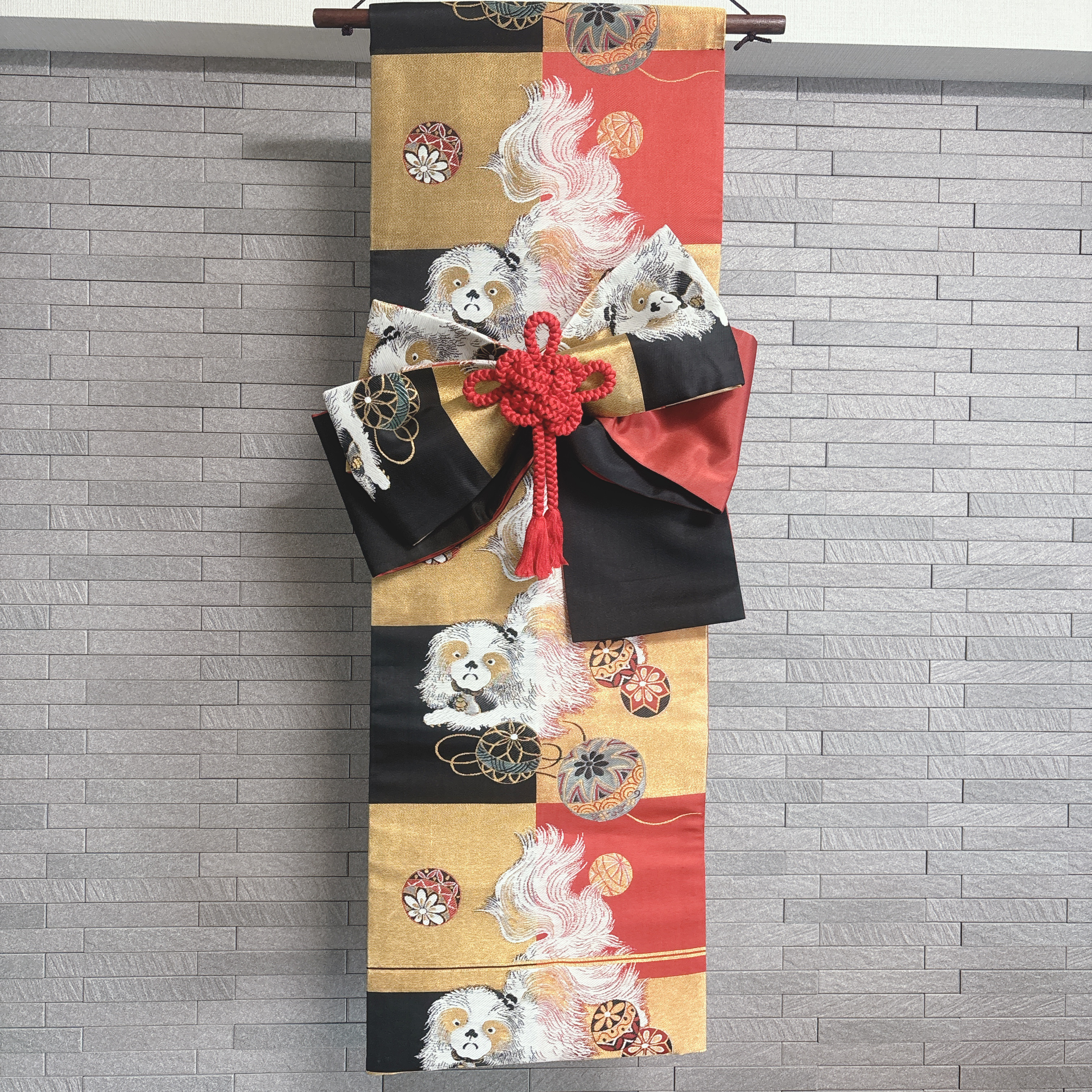 帯をリメイクした飾り結びのあるタペストリー　玄関に　床の間に　晴れの日に