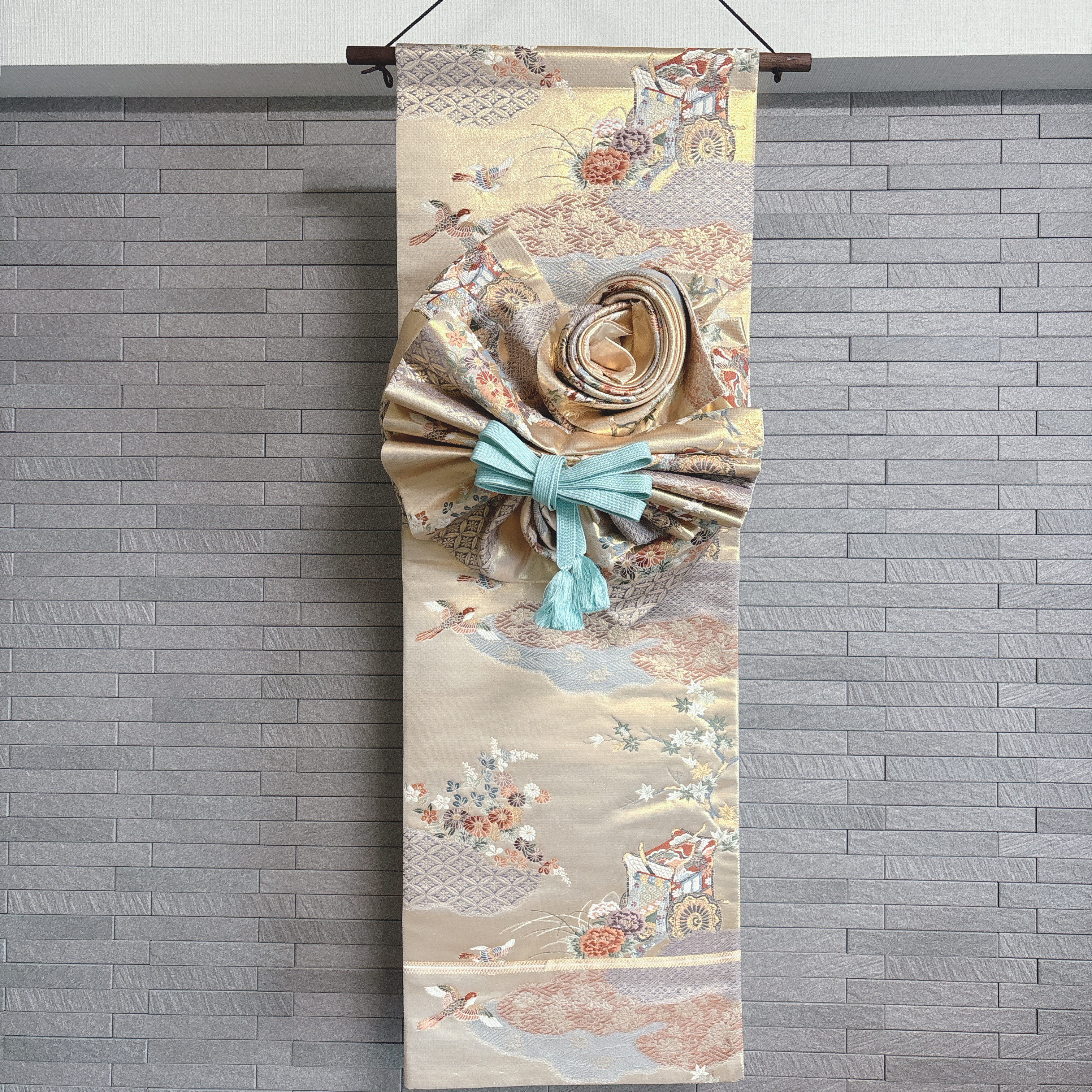 帯をリメイクした飾り結びのあるタペストリー 玄関に 床の間に 晴れの