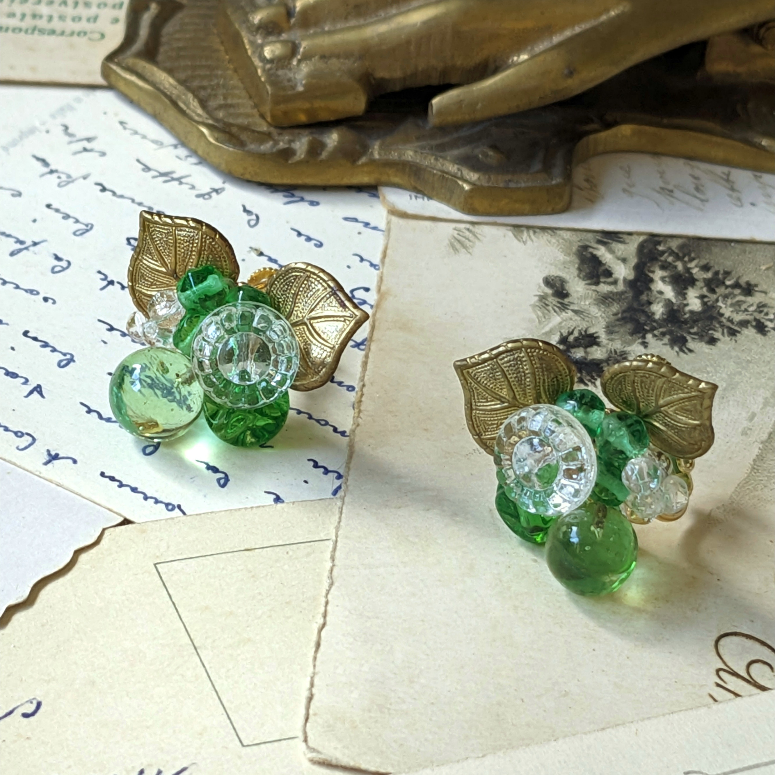 ◌ マスカット ◌　ヴィンテージガラスと真鍮リーフのイヤリング