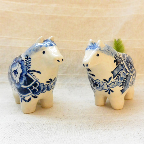 馬の置き物（大きめ A) ブルーの植物柄 陶器の絵付け 干支・午年 ウマ