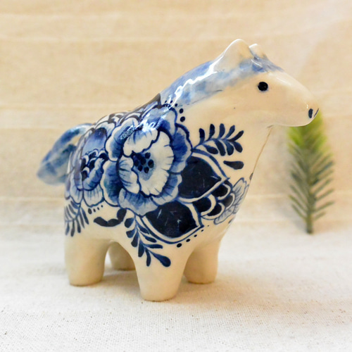 馬の置き物（大きめ B) ブルーの植物柄 陶器の絵付け 干支・午年 ウマ
