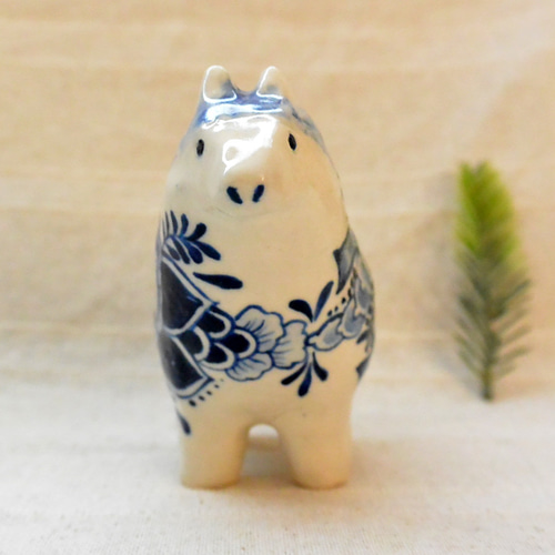 馬の置き物（大きめ B) ブルーの植物柄 陶器の絵付け 干支・午年 ウマ