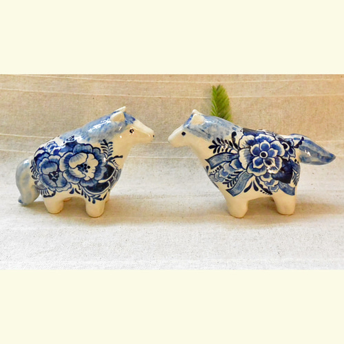 馬の置き物（大きめ B) ブルーの植物柄 陶器の絵付け 干支・午年 ウマ