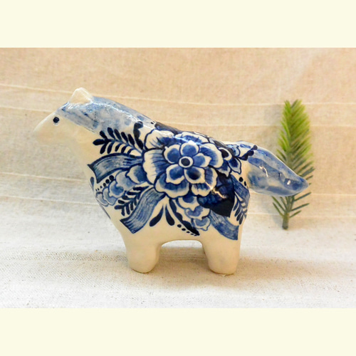 馬の置き物（大きめ B) ブルーの植物柄 陶器の絵付け 干支・午年 ウマ