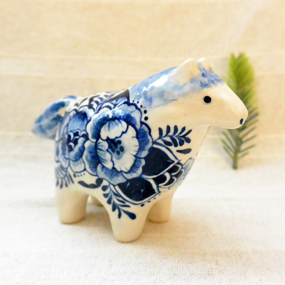 馬の置き物（大きめ B) ブルーの植物柄 陶器の絵付け 干支・午年 ウマ