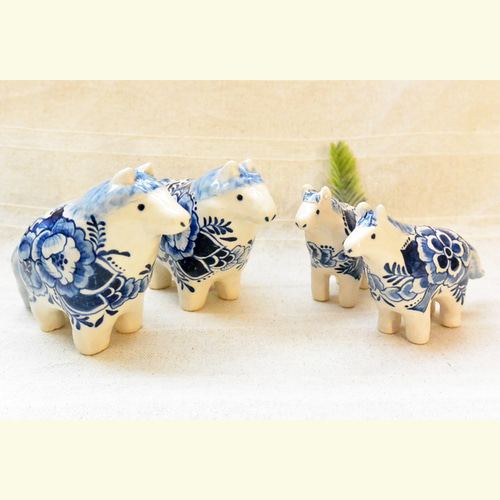 馬の置き物（大きめ B) ブルーの植物柄 陶器の絵付け 干支・午年 ウマ