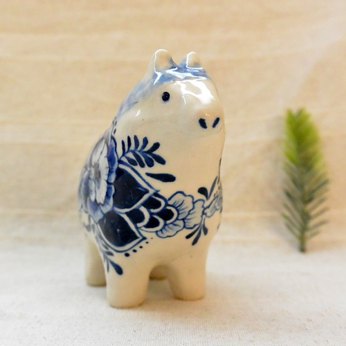 馬の置き物（大きめ B) ブルーの植物柄 陶器の絵付け 干支・午年 ウマ