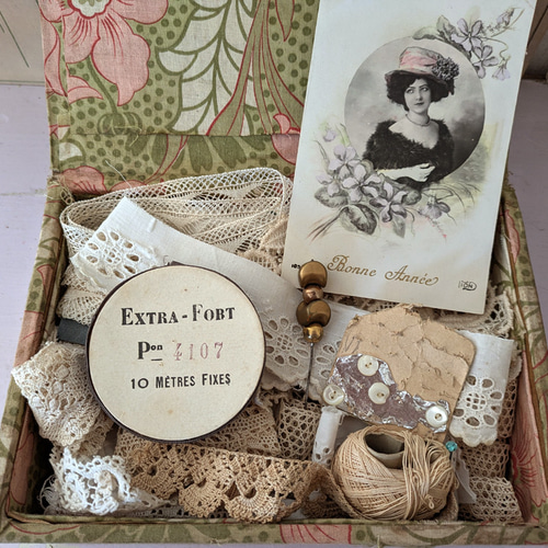 フランスアンティーク ミニョネットとレース、布花 カルトナージュ box