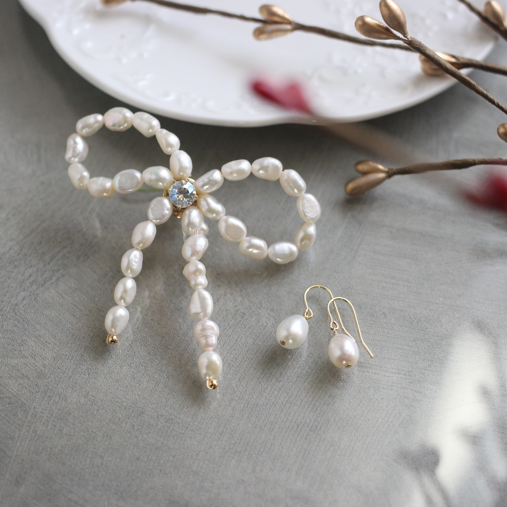 「Creema限定新春福袋〈梅〉」＊リボン型淡水パールのブローチと淡水パールピアスのセット＊フォーマル＊卒業式＊