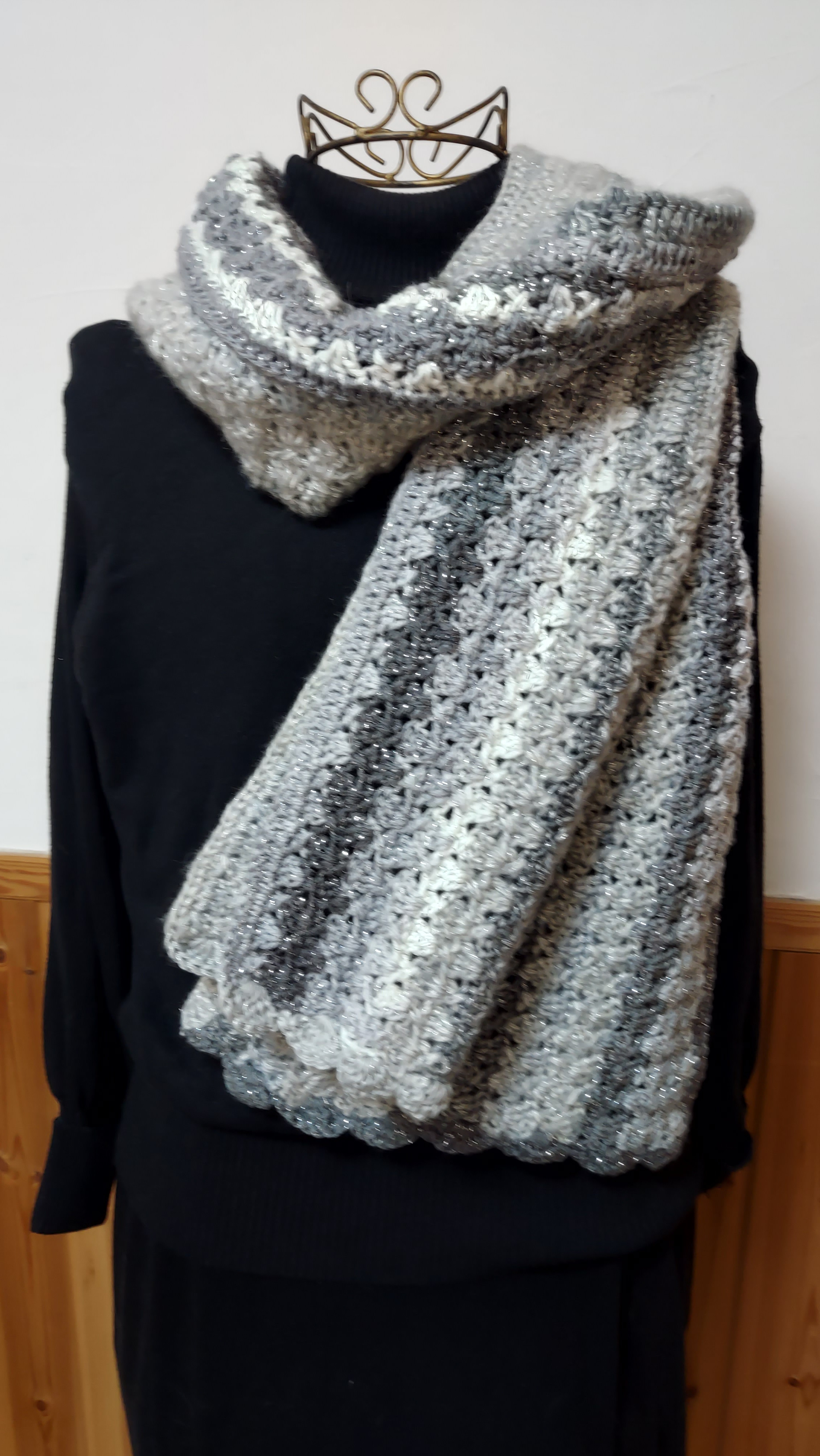 お洒落な代わり編み、ラメ入りマフラー