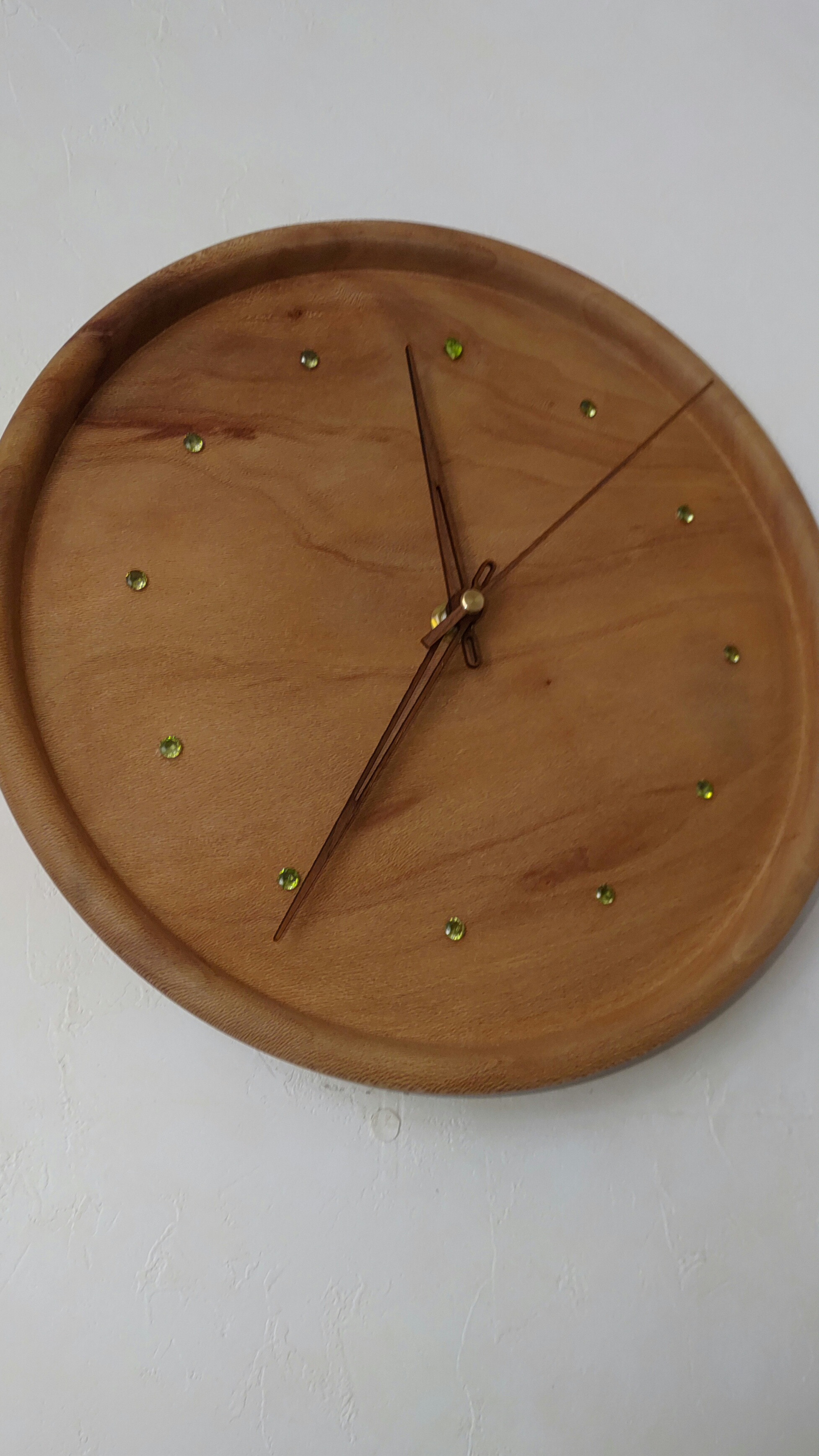 さっぱり色合樫の木とペリドット天然石掛け時計