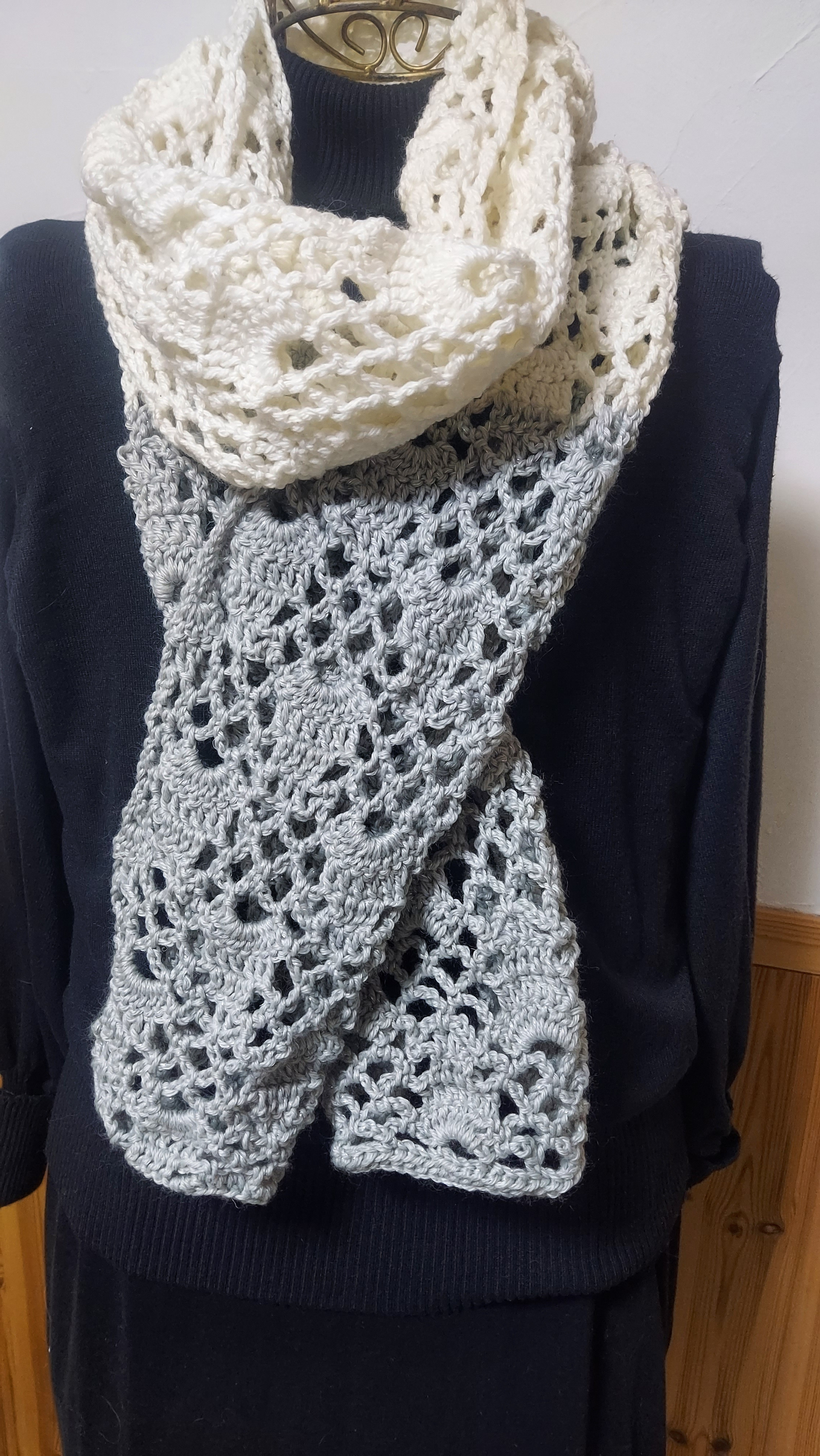 ツートンカラーのお洒落な大判マフラー