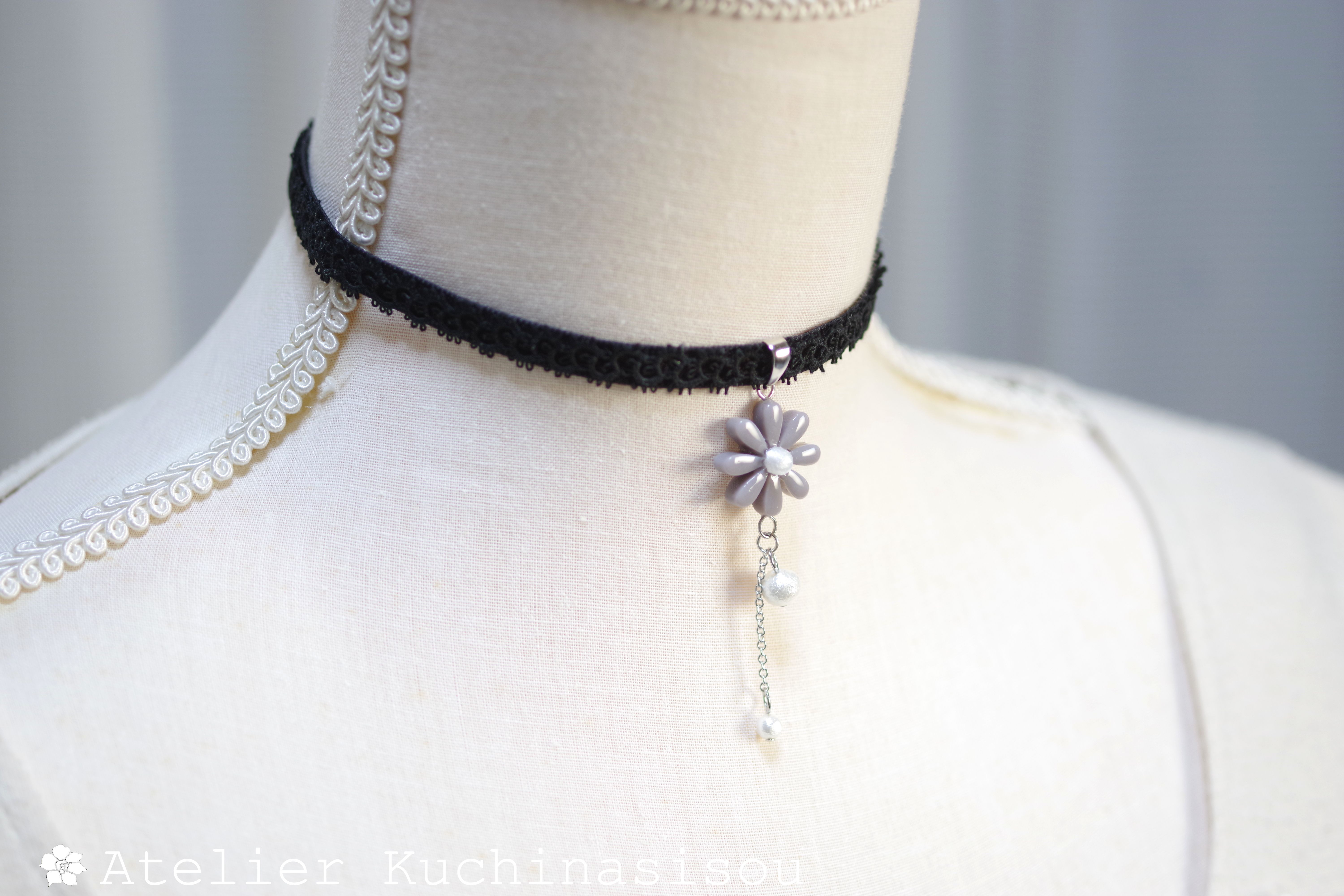 【受注製作】レジンアート　お花モチーフとタティングレースとベルベットリボンのチョーカー〈冬の化身〉