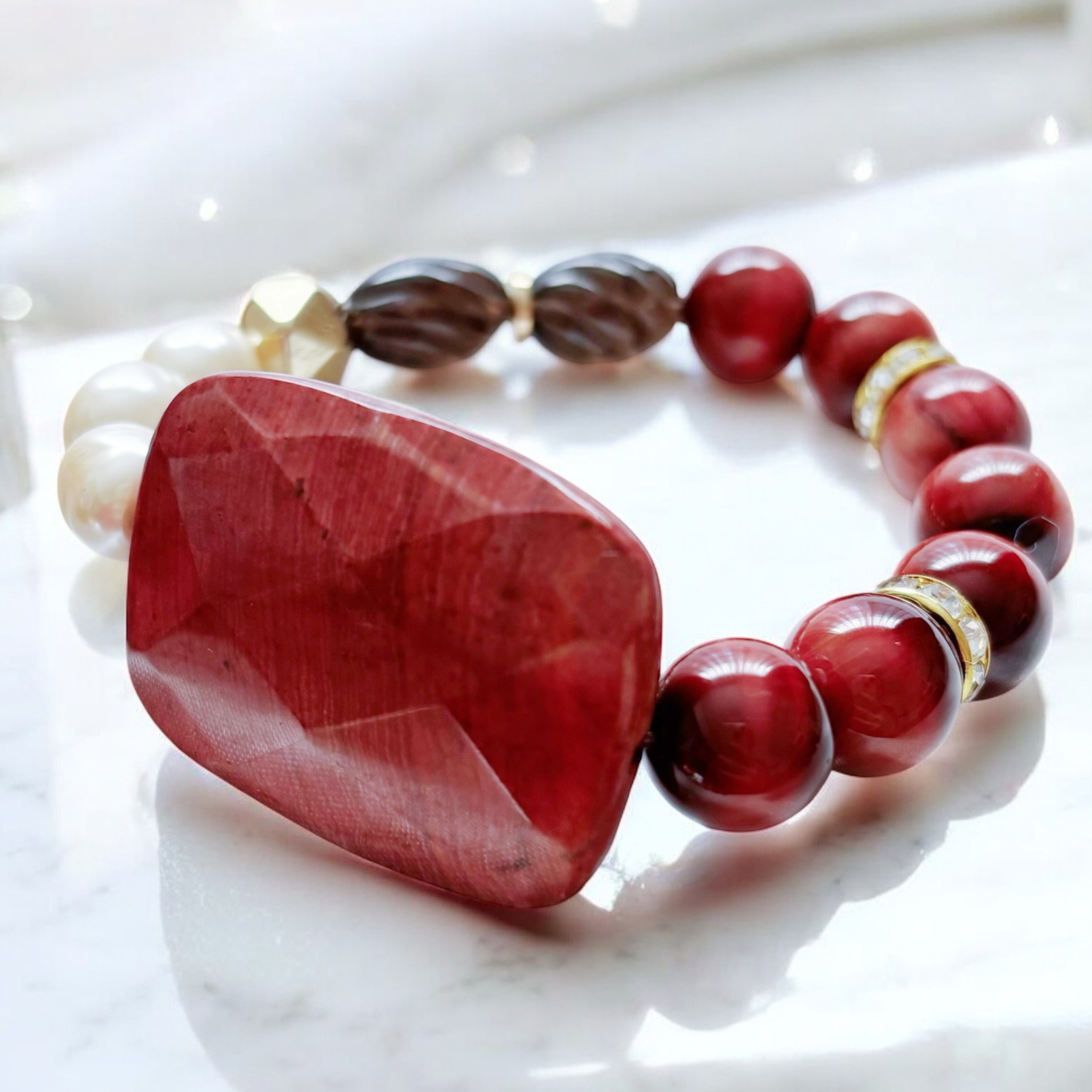 大人ボルドーの品と余裕！色っぽ天然石ブレスレット<ロードナイト×ラビットアイ×貝パール×スモーキークォーツ×ヘマタイト>