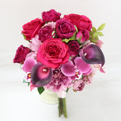 ピンクと白、グリーンのナチュラルラウンドクラッチ風ブーケ ブーケ