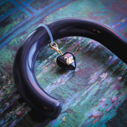 《色が選べる》チェコガラス 白鳥のめじるしアクセサリー⟡˖·アンブレラマーカー、めじるしチャーム、真鍮、モノトーン、白黒 6枚目の画像