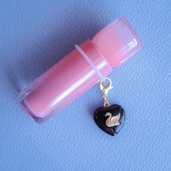 《色が選べる》チェコガラス 白鳥のめじるしアクセサリー⟡˖·アンブレラマーカー、めじるしチャーム、真鍮、モノトーン、白黒 5枚目の画像