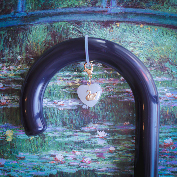 《色が選べる》チェコガラス 白鳥のめじるしアクセサリー⟡˖·アンブレラマーカー、めじるしチャーム、真鍮、モノトーン、白黒 3枚目の画像