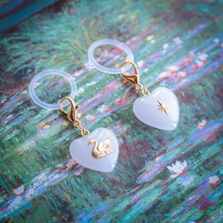 《色が選べる》チェコガラス 白鳥のめじるしアクセサリー⟡˖·アンブレラマーカー、めじるしチャーム、真鍮、モノトーン、白黒 11枚目の画像