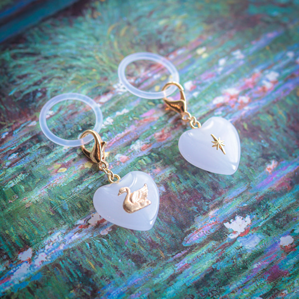 《色が選べる》チェコガラス 白鳥のめじるしアクセサリー⟡˖·アンブレラマーカー、めじるしチャーム、真鍮、モノトーン、白黒 11枚目の画像