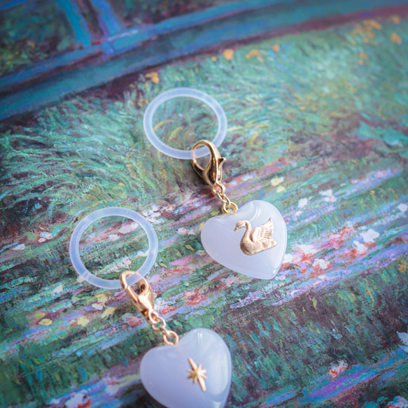 《色が選べる》チェコガラス 白鳥のめじるしアクセサリー⟡˖·アンブレラマーカー、めじるしチャーム、真鍮、モノトーン、白黒 16枚目の画像