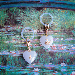 《色が選べる》チェコガラス 白鳥のめじるしアクセサリー⟡˖·アンブレラマーカー、めじるしチャーム、真鍮、モノトーン、白黒 10枚目の画像