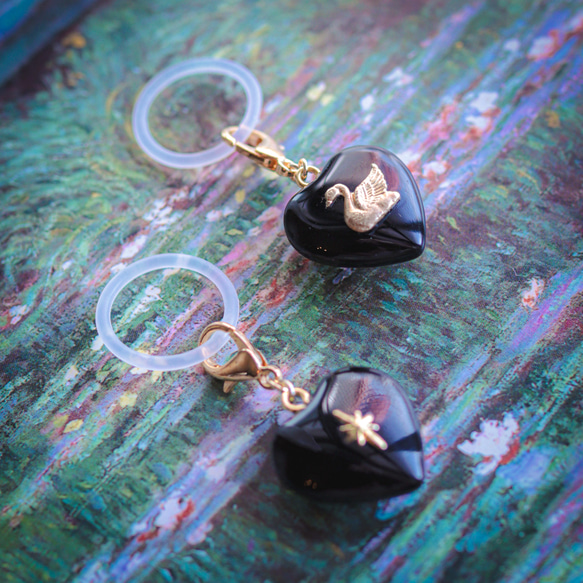 《色が選べる》チェコガラス 白鳥のめじるしアクセサリー⟡˖·アンブレラマーカー、めじるしチャーム、真鍮、モノトーン、白黒 13枚目の画像