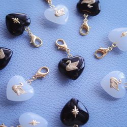 《色が選べる》チェコガラス 白鳥のめじるしアクセサリー⟡˖·アンブレラマーカー、めじるしチャーム、真鍮、モノトーン、白黒 15枚目の画像