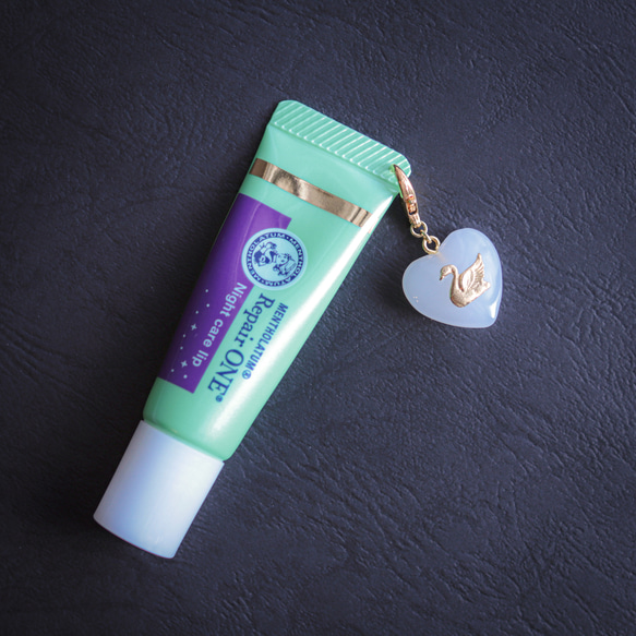 《色が選べる》チェコガラス 白鳥のめじるしアクセサリー⟡˖·アンブレラマーカー、めじるしチャーム、真鍮、モノトーン、白黒 9枚目の画像