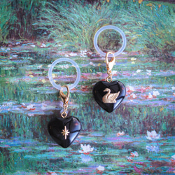 《色が選べる》チェコガラス 白鳥のめじるしアクセサリー⟡˖·アンブレラマーカー、めじるしチャーム、真鍮、モノトーン、白黒 12枚目の画像