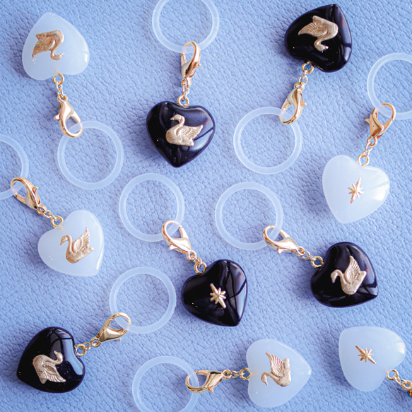 《色が選べる》チェコガラス 白鳥のめじるしアクセサリー⟡˖·アンブレラマーカー、めじるしチャーム、真鍮、モノトーン、白黒 1枚目の画像