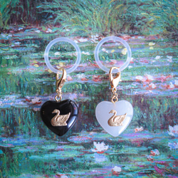 《色が選べる》チェコガラス 白鳥のめじるしアクセサリー⟡˖·アンブレラマーカー、めじるしチャーム、真鍮、モノトーン、白黒 2枚目の画像