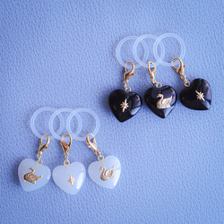 《色が選べる》チェコガラス 白鳥のめじるしアクセサリー⟡˖·アンブレラマーカー、めじるしチャーム、真鍮、モノトーン、白黒 4枚目の画像