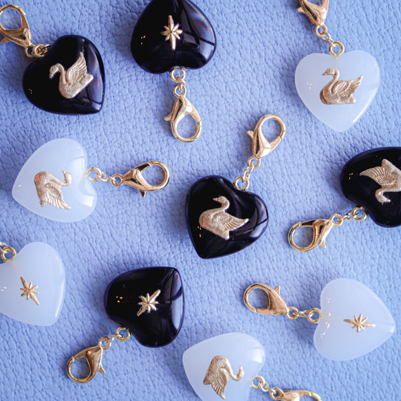 《色が選べる》チェコガラス 白鳥のめじるしアクセサリー⟡˖·アンブレラマーカー、めじるしチャーム、真鍮、モノトーン、白黒 7枚目の画像