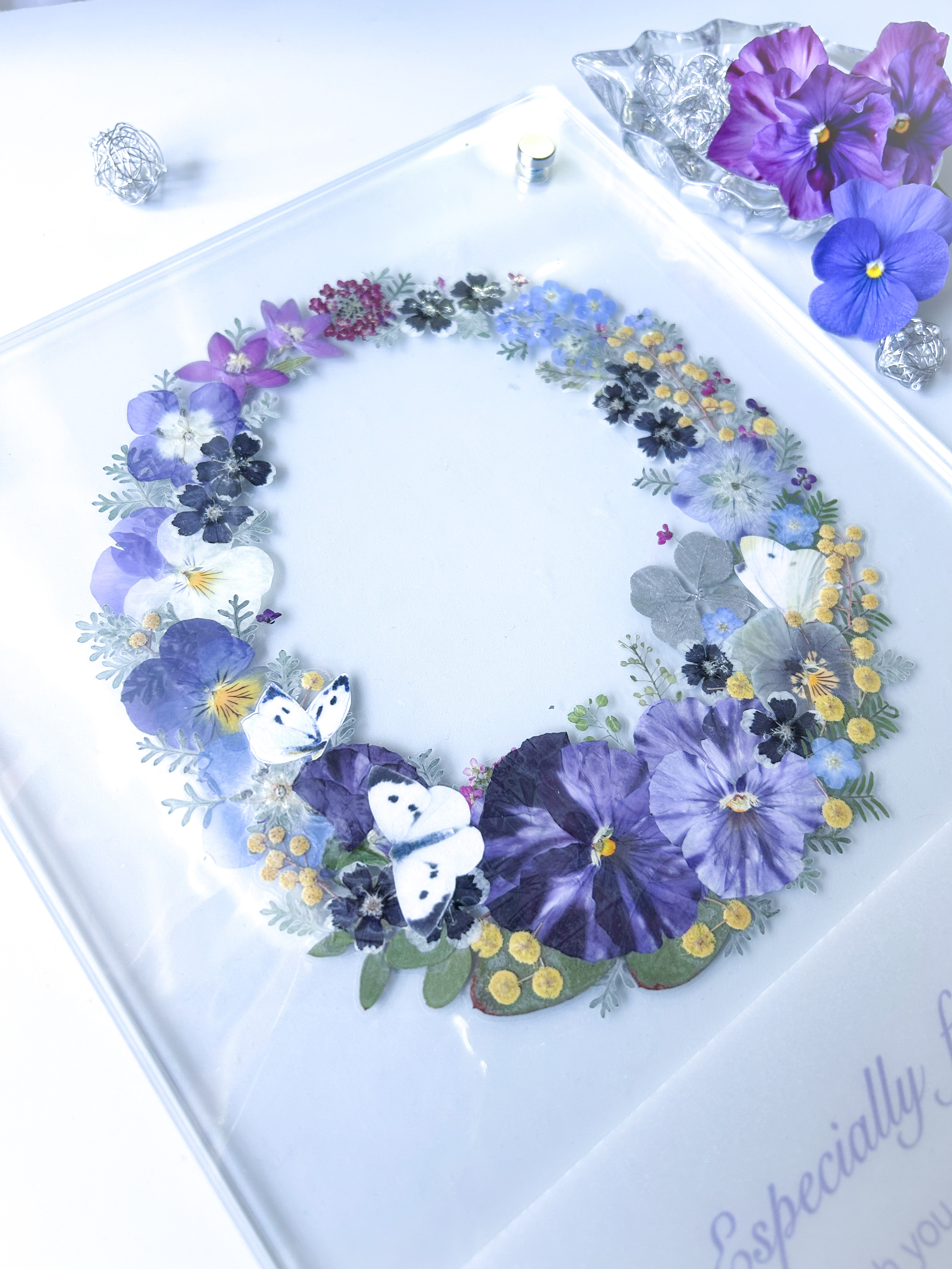 春の小さな花たちのリース