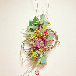 創作キュウイツルスワッグ ミモザ＆高砂ユリホワイト スワッグ