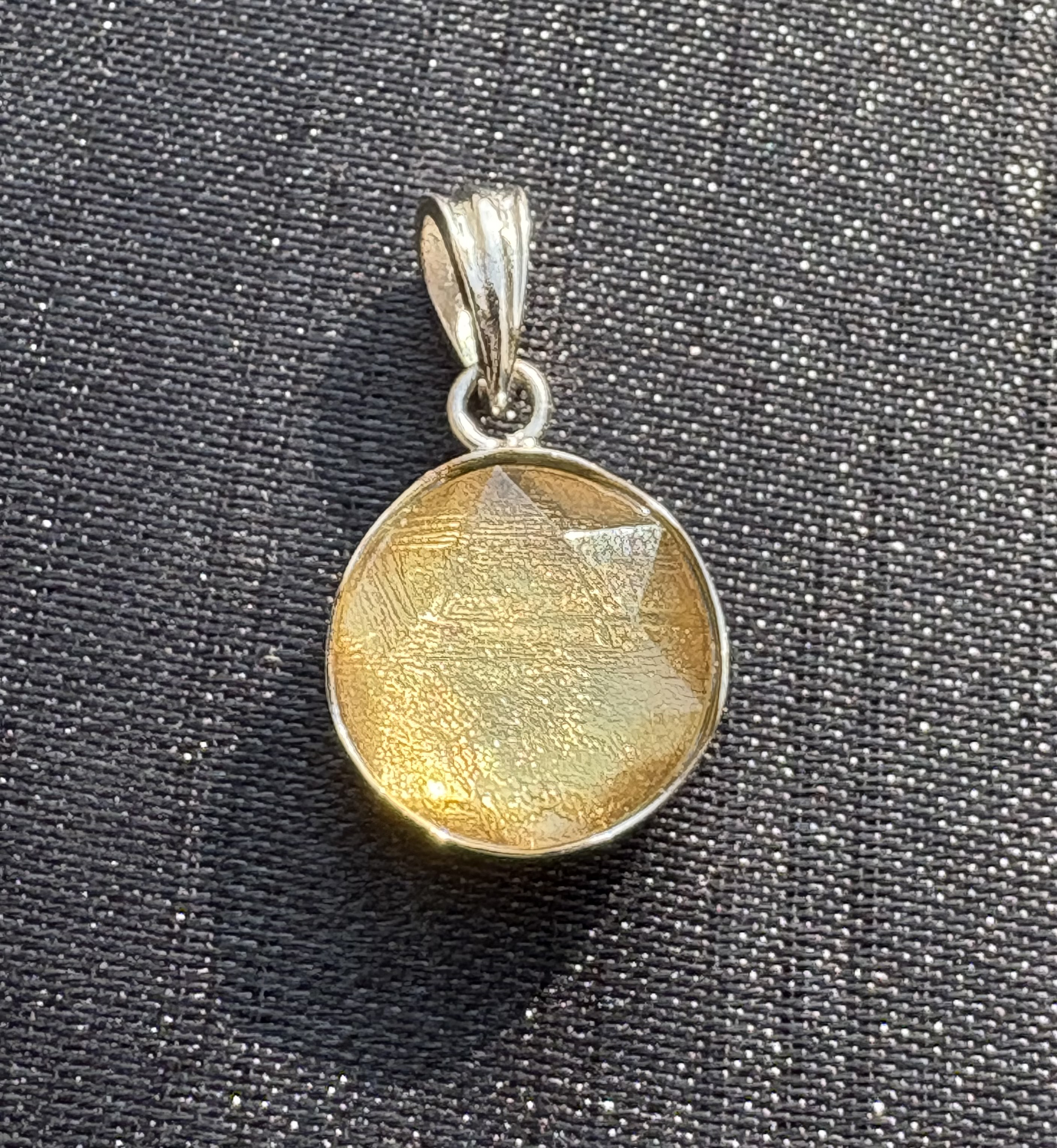 ギベオン隕石 五芒星(ペンタグラム) イエローペンダントトップ sv925 【石言葉】「自分への信頼」「探求」