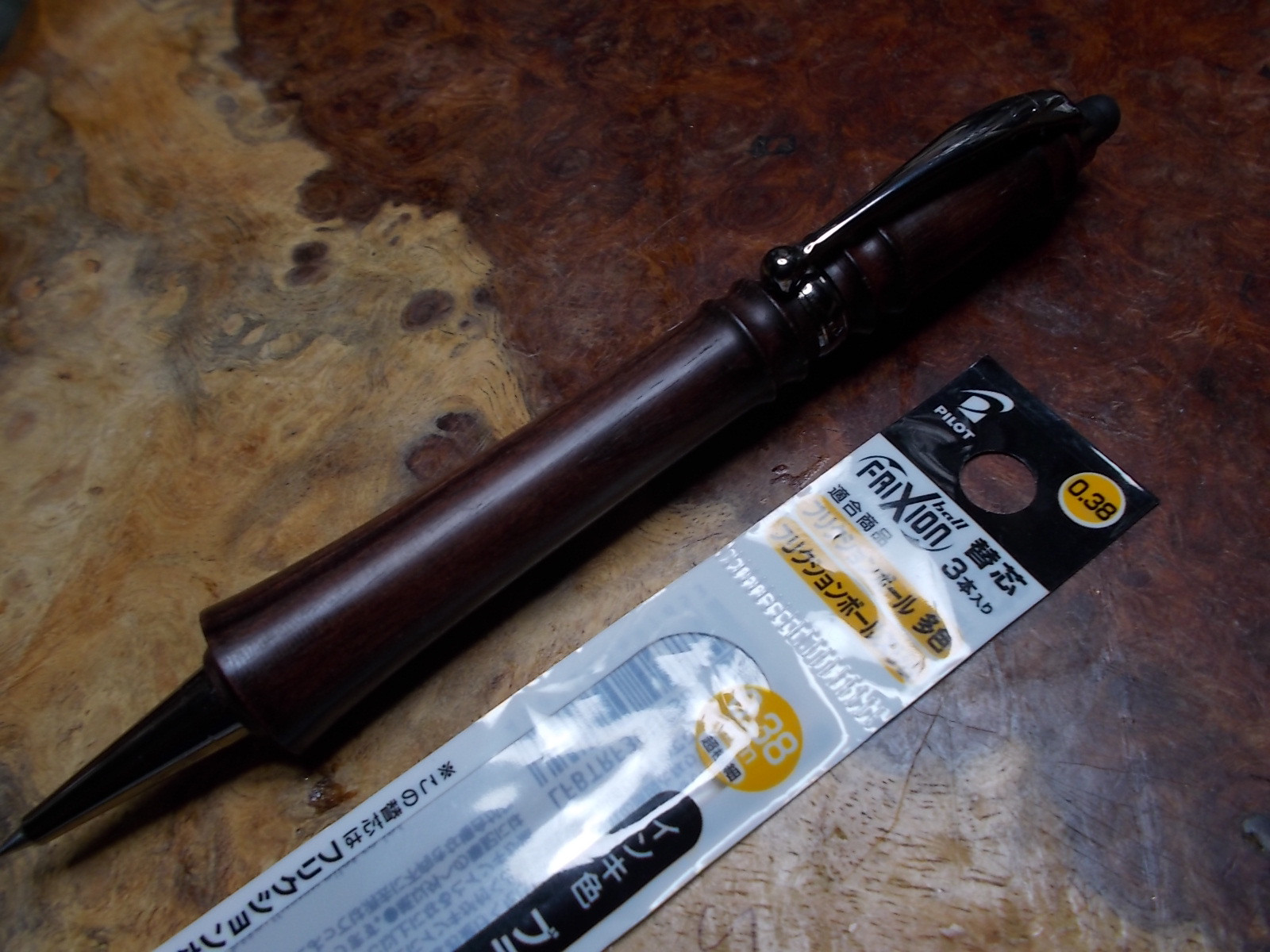 王様に好かれた木　”キングウッド”のフリクションスリムのボールペン 　(ジェットストリーム ＳＸＲ-80 使用可能)