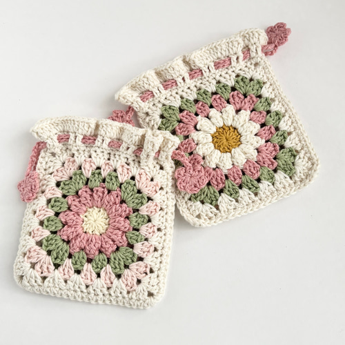 巾着ポーチ 花モチーフ コットン かぎ針編み ピンク 黄緑 デイジー