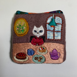 猫さんとお花畑刺繍 羊毛フェルト生地のバッグ ハンドバッグ はな