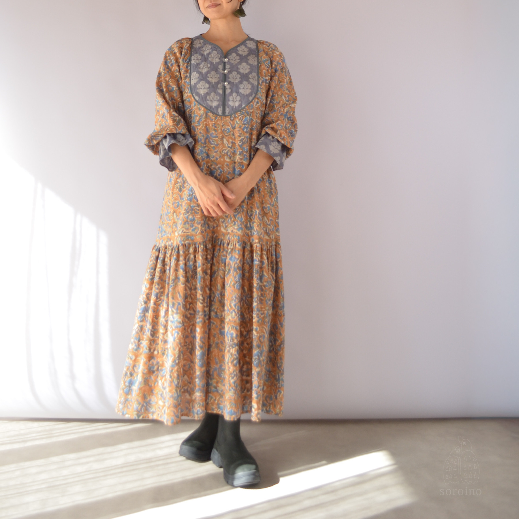 【裾上げOK】銀糸のキルティングを施したブロックプリントワンピース 長袖 花柄