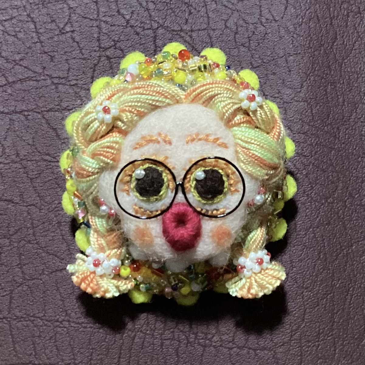 可愛い個性的なブローチ　眼鏡娘登場！　羊毛フェルト　ビーズ刺繍　ひとめぼれ新作2026