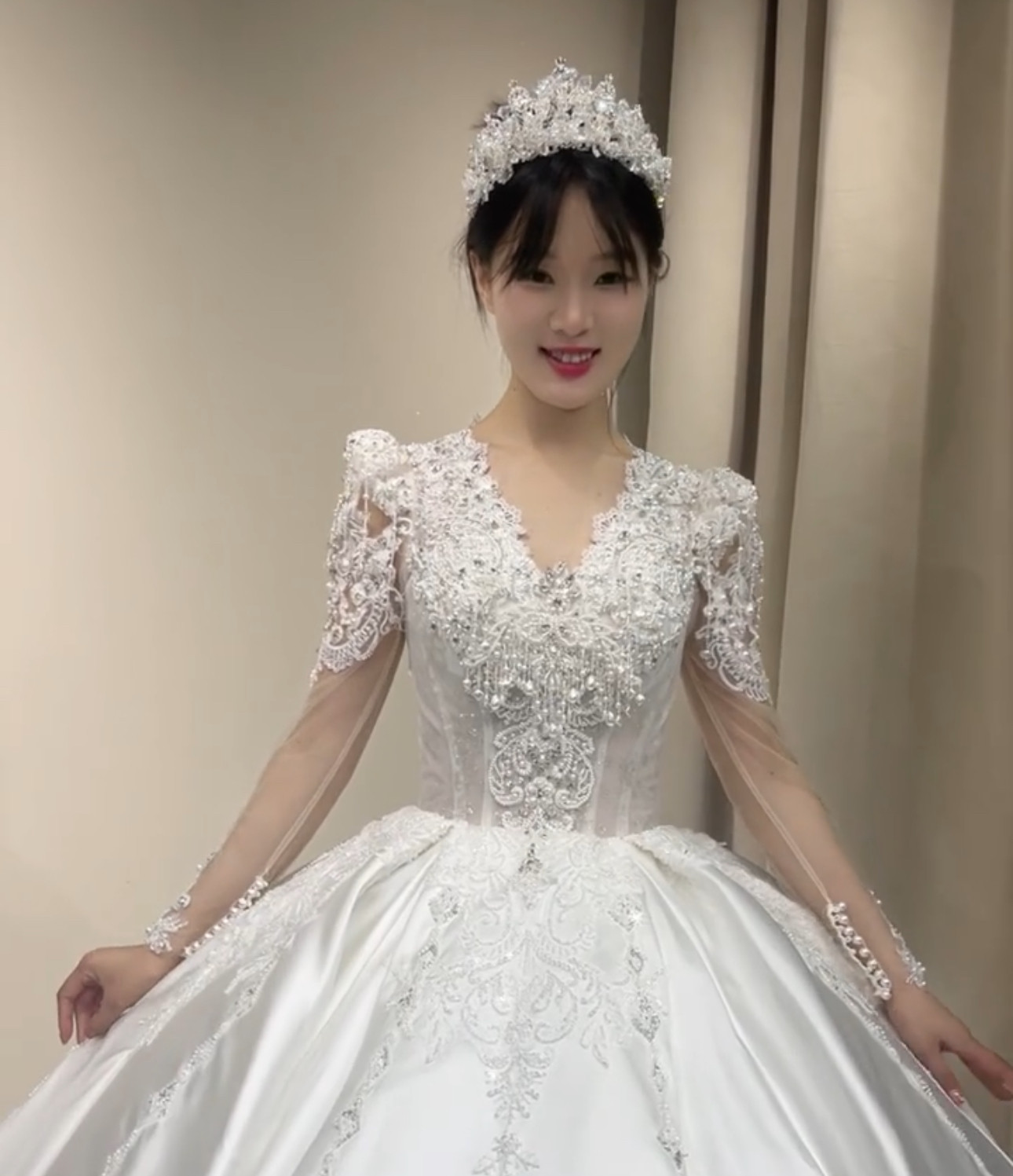 素材感を際立つ　キラキラ　白ホワイト　フレアスカート　可愛い　光沢サテン　華やかな引裾　編み上げ　披露宴前撮りシースルー