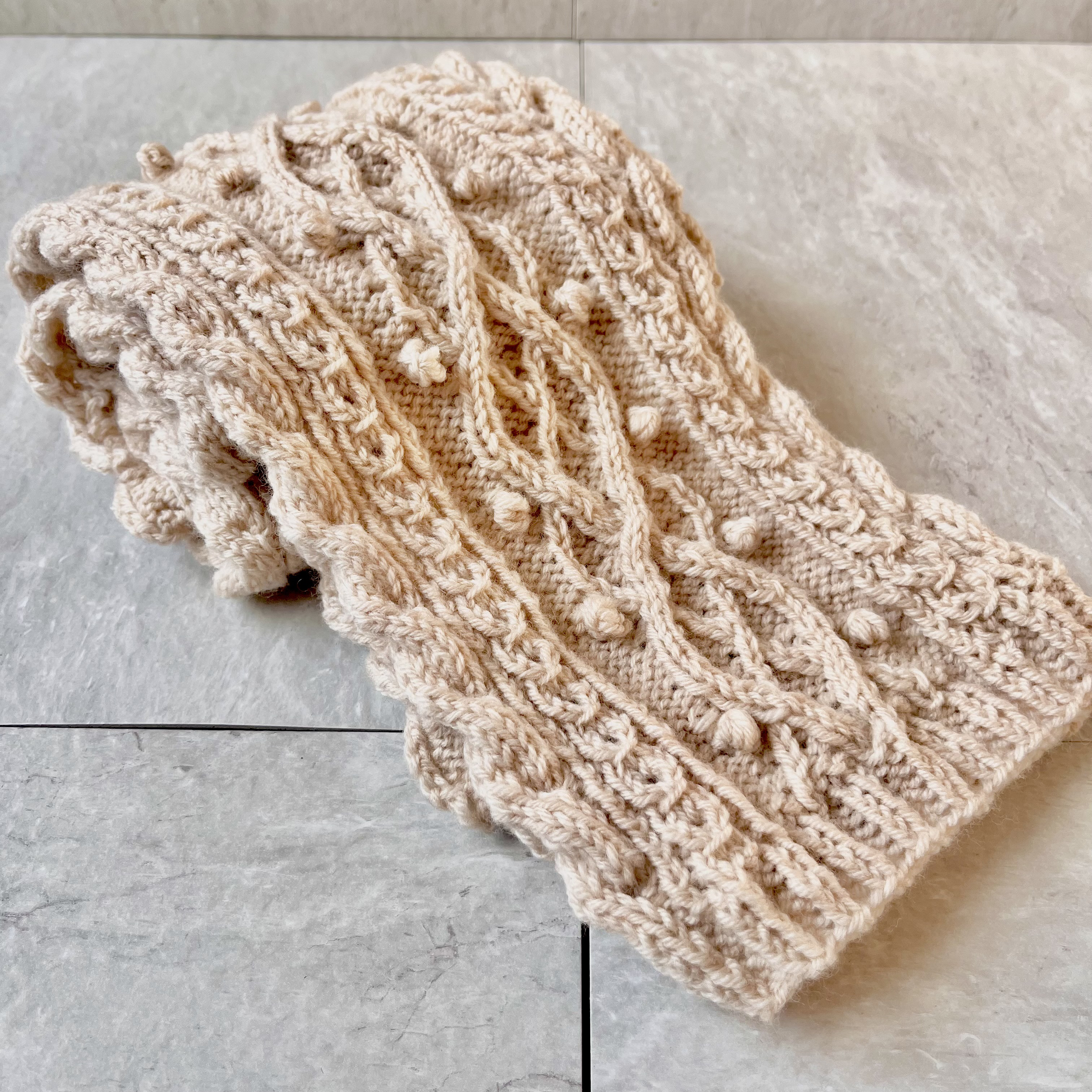 軽くて暖かい 手編みのアラン模様のマフラー 【受注生産