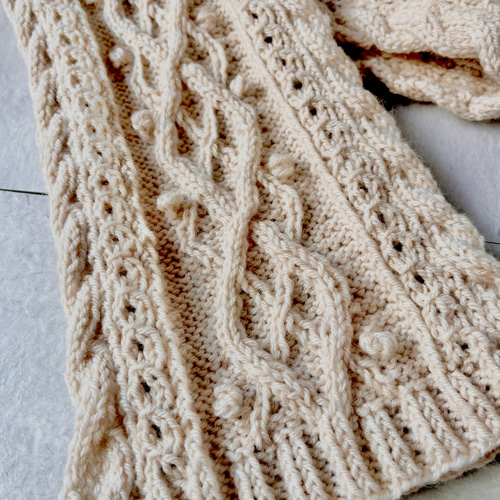 軽くて暖かい 手編みのアラン模様のマフラー 【受注生産 マフラー