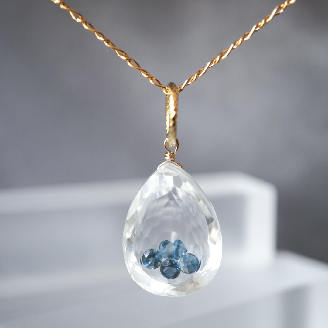 冬空が揺れる《ロンドンブルートパーズの青》踊るクリスタルネックレス｜ミドルレングス