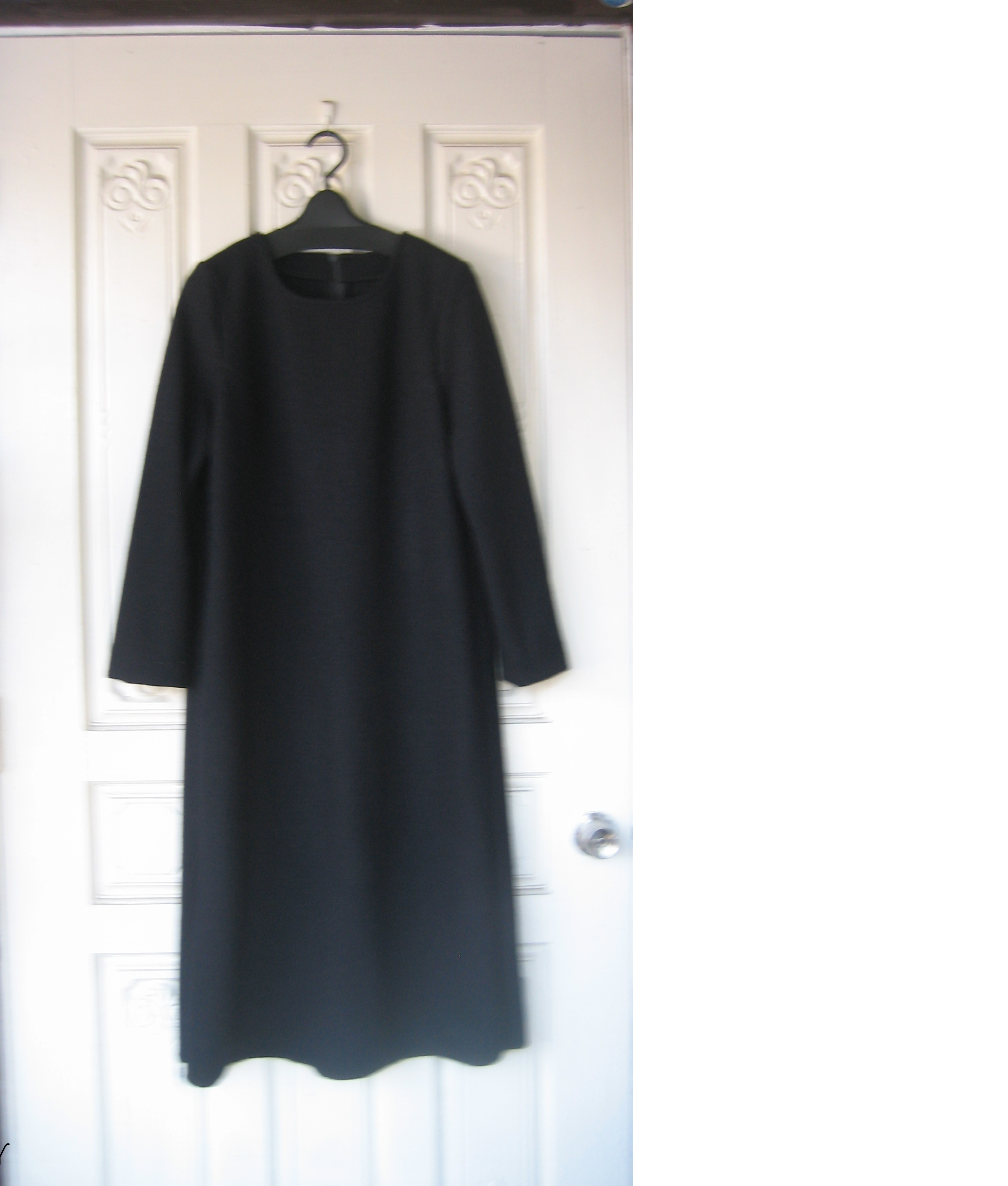 ブークレー圧縮ウールニット・黒・ファスナー開きワンピース