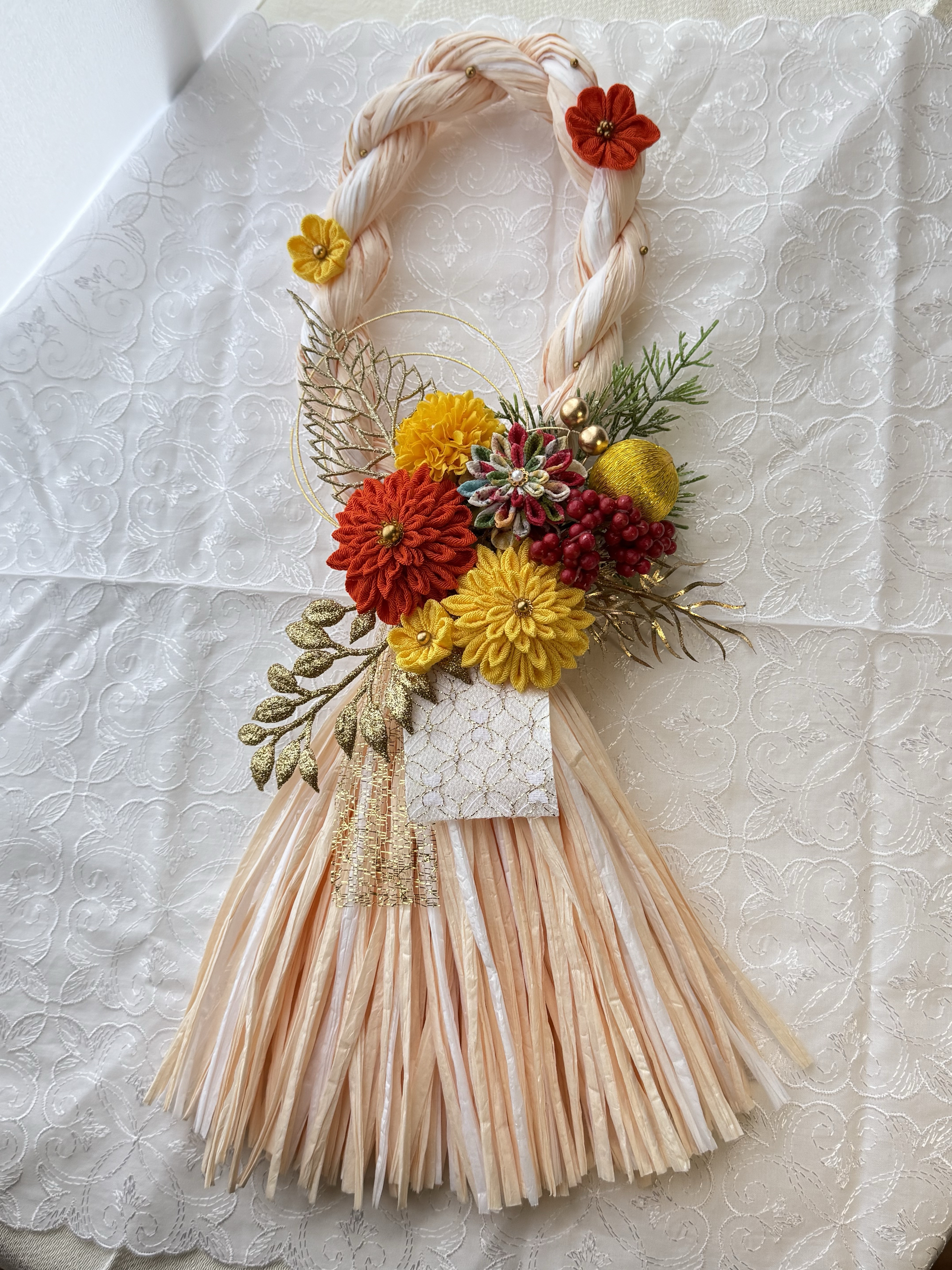 新作お正月飾り 限定1点 繊細なつまみ細工とアーティフィシャルフラワー イエローオレンジ系アレンジ オレンジ系のしめ縄 4,100円