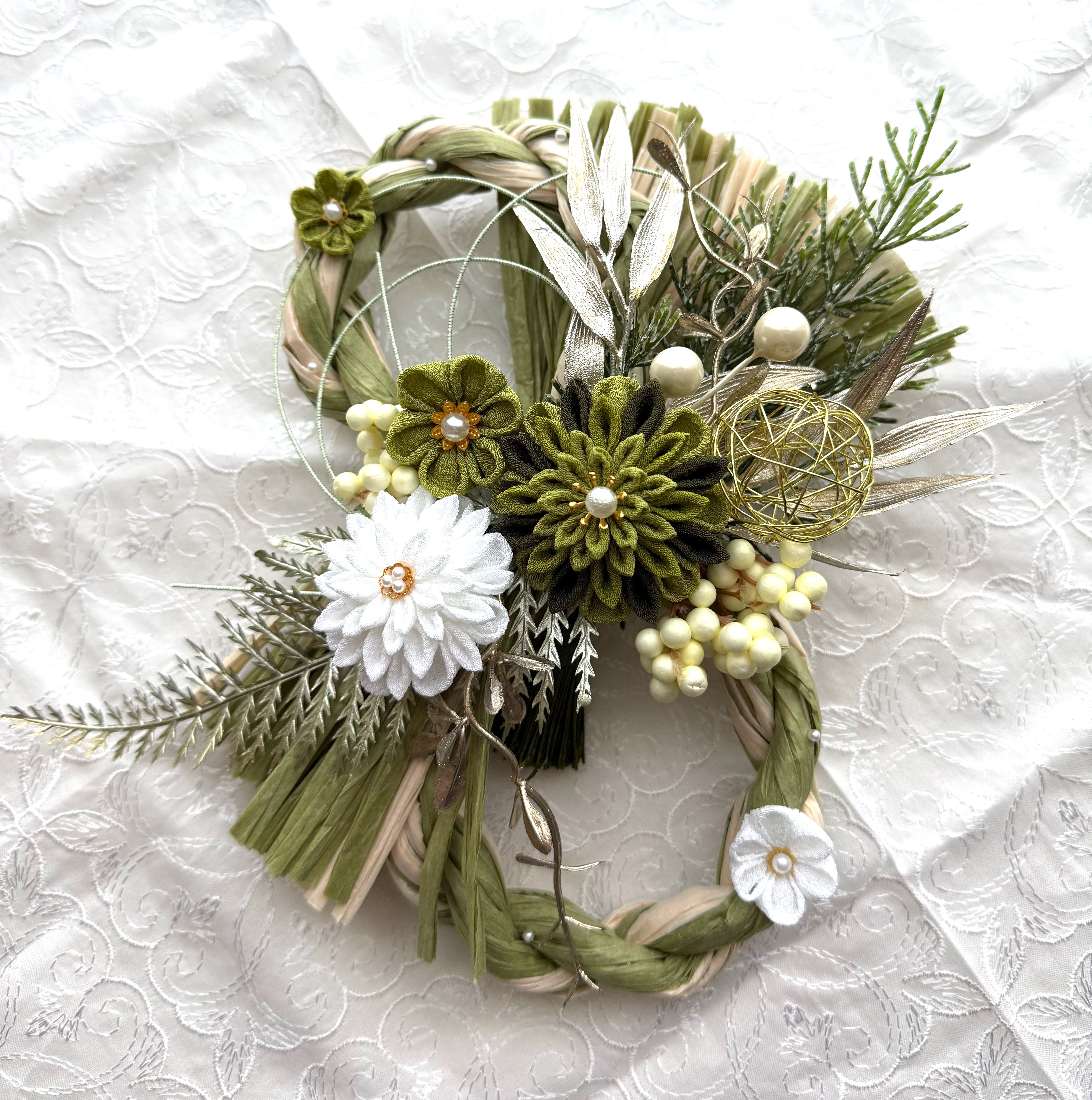 新作お正月飾り 限定1点 繊細なつまみ細工とアーティフィシャルフラワー八の字しめ縄飾り グリーン系アレンジ