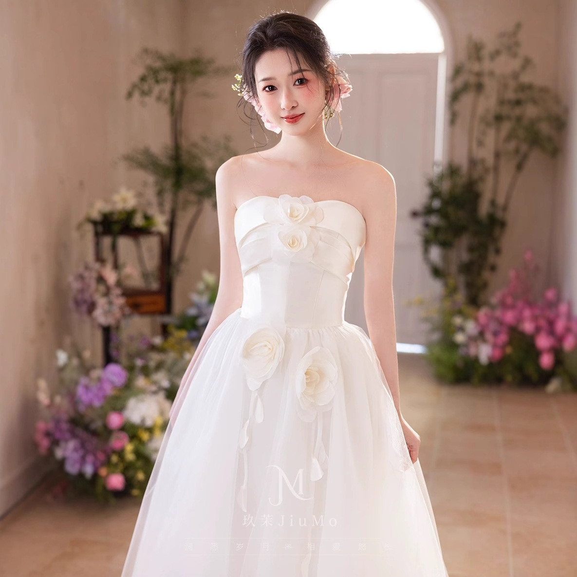 ウェディングドレス 白 黒 花 シンプル ノースリーブ おしゃれ 韓国風 花嫁 二次会 前撮り お呼ばれ AK374